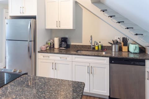 "A sparkly shiny clean well thought out space. Nicely stocked kitchen and plush beds. Rooftop deck a plus. I really enjoyed my stay." - Malinda, 5 Star Review