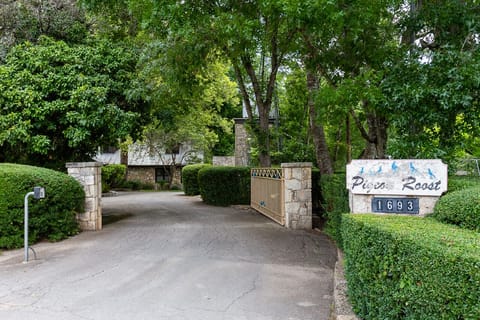 Private Entrance off of Hwy 39, 0.3 Miles to downtown Hunt, TX!