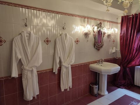 Bathtub, jetted tub, hair dryer, towels