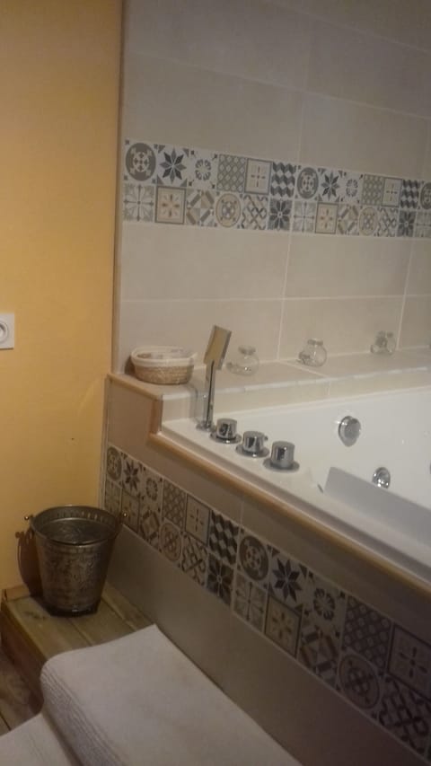 Shower, jetted tub, hair dryer, towels