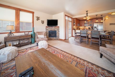 SWP Cozens Pointe I201 living fireplace and TV