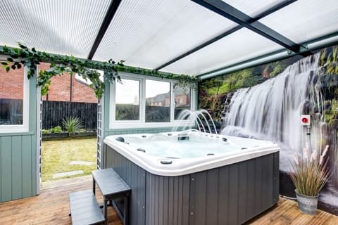 Indoor spa tub