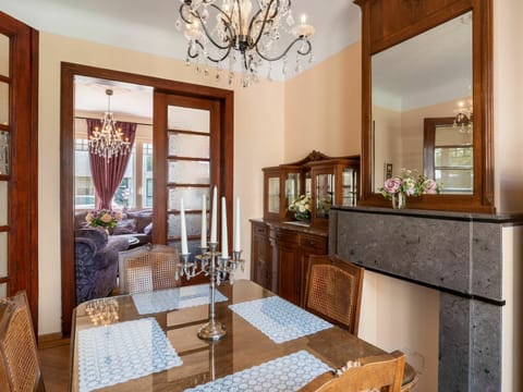 Mirror, Table, Furniture, Property, Picture Frame, Building, Chair, Cabinetry, Wood, Interior Design