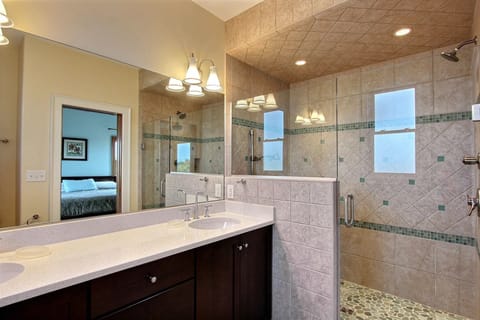 Combined shower/tub, hair dryer, towels