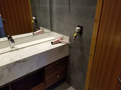 Combined shower/tub, jetted tub, hair dryer, towels