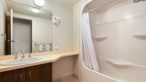 Combined shower/tub, towels