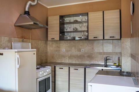 Fridge, oven, stovetop, electric kettle