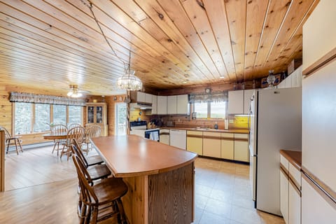 Serene Home Near Moosehead Lake w\/ Large Deck, Pool Table, Firepit & WiFi Casa in Moosehead Lake