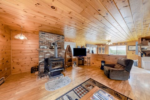 Serene Home Near Moosehead Lake w\/ Large Deck, Pool Table, Firepit & WiFi Haus in Moosehead Lake
