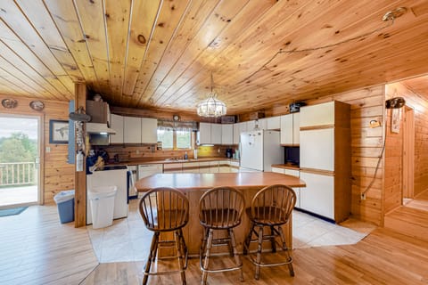 Serene Home Near Moosehead Lake w\/ Large Deck, Pool Table, Firepit & WiFi Casa in Moosehead Lake