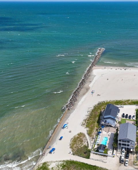 Beach nearby, sun loungers, beach towels