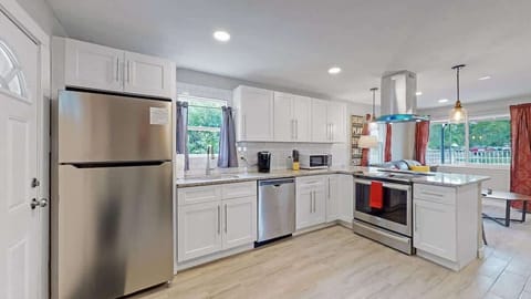 Modern Kitchen with Open View to Family Room – A sleek, fully equipped kitchen that seamlessly flows into the cozy family room, creating a perfect space for cooking and gathering.
