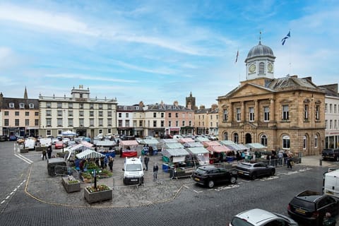The Linen House & Scott Apartment - the bustling market town of Kelso sits right on the doorstep