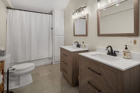 Combined shower/tub, towels, soap, toilet paper