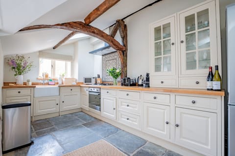 Wendle Cottage Kitchen - StayCotswold