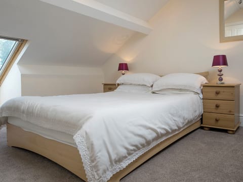 Light and airy upper-floor master bedroom suite | Esthwaite, Windermere