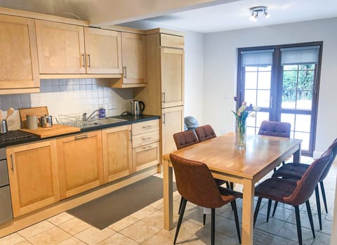 Old Court House Holiday Home, Pretty Lakeside Self Catering Holiday Accommodation Available Near Terryglass & Lough Derg in County Tipperary | Read More & Book Online Today