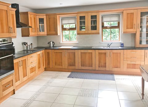 Old Court House Holiday Home, Pretty Lakeside Self Catering Holiday Accommodation Available Near Terryglass & Lough Derg in County Tipperary | Read More & Book Online Today