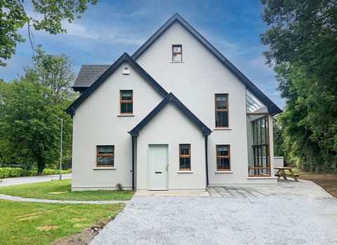 Old Court House Holiday Home, Pretty Lakeside Self Catering Holiday Accommodation Available Near Terryglass & Lough Derg in County Tipperary | Read More & Book Online Today