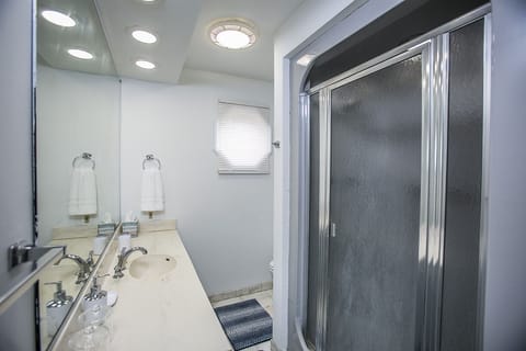 Combined shower/tub, hair dryer, towels