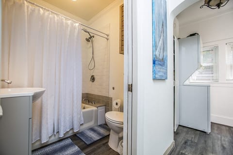 Combined shower/tub, hair dryer, towels