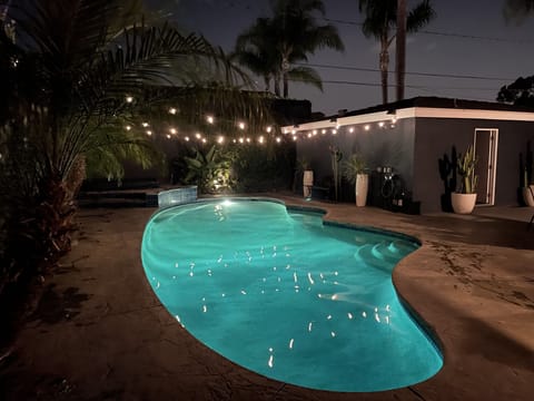 Near Newport Beach, salt water pool, jacuzzi, Beautiful indoor/outdoor living
