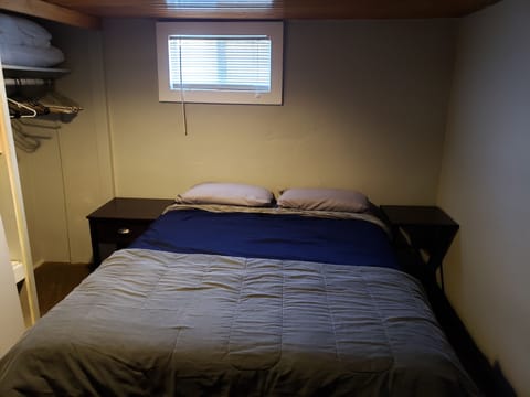 2 bedrooms, desk, WiFi, bed sheets