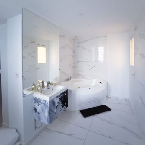 Combined shower/tub, jetted tub, hair dryer, towels