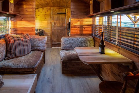 American School Bus - 1 Bedroom - Blossom Farm - Tiers Cross (20654)