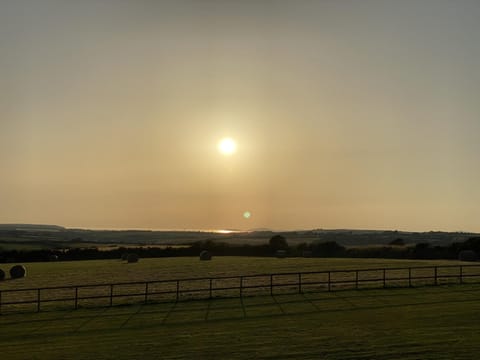 American School Bus - 1 Bedroom - Blossom Farm - Tiers Cross (18106)