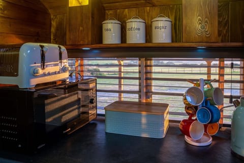 American School Bus - 1 Bedroom - Blossom Farm - Tiers Cross (20652)