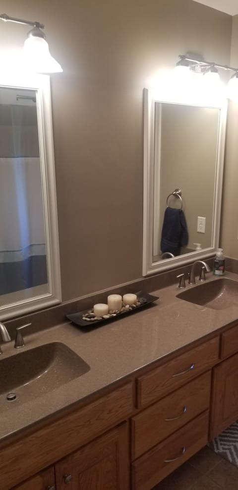 Combined shower/tub, jetted tub, hair dryer, towels