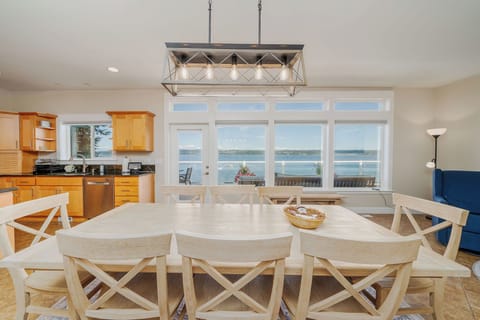 8 person dining table to seat everyone. (Expands to 12 person table with leaves)