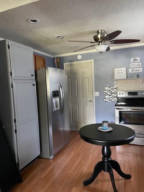 Fridge, oven, stovetop, coffee/tea maker