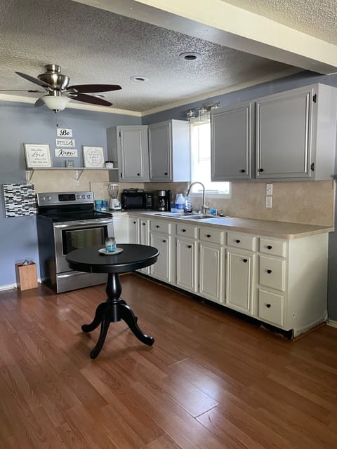 Fridge, oven, stovetop, coffee/tea maker