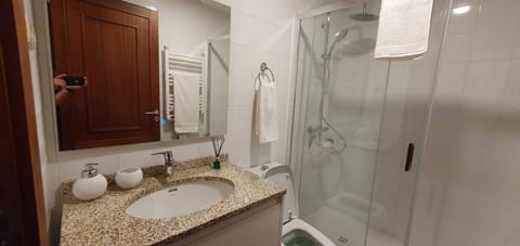 Combined shower/tub, hair dryer, bidet, towels