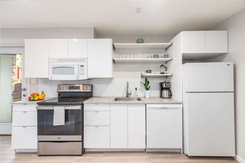 Fridge, oven, stovetop, coffee/tea maker