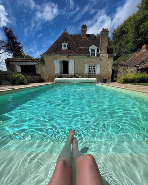 Vue sur piscine et maison voisine