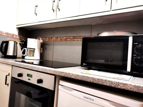 Microwave, oven, dishwasher, cookware/dishes/utensils