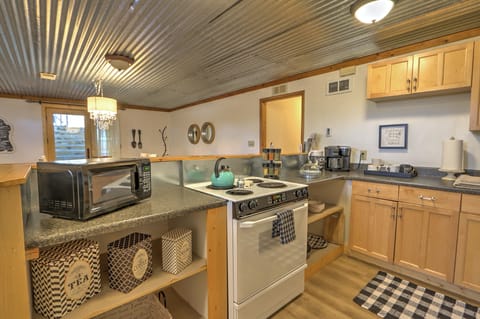 Microwave, spices and COFFEE BAR!!