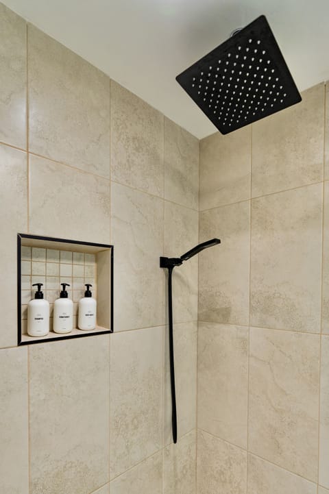 Combined shower/tub, jetted tub, hair dryer, towels