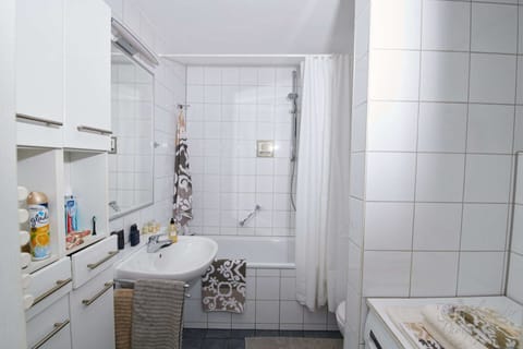 Combined shower/tub, towels