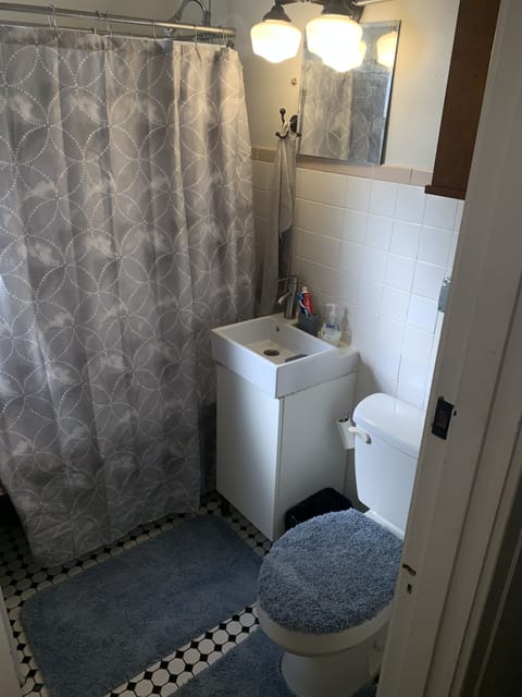 Combined shower/tub, towels, soap, toilet paper