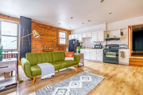 Urban Oasis Loft: Stylish 1-Bed Hideaway
Featured in Road Affair as one of the 15 Best Airbnbs in Columbus, "Lushly Decorated Rental Home" Urban Oasis Loft: Stylish 1-Bed Hideaway