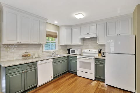 Private kitchen | Fridge, microwave, oven, stovetop