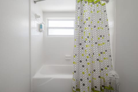 Combined shower/tub, hair dryer, towels