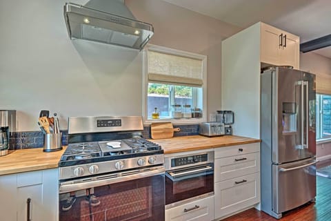 Fully Equipped Kitchen | Drip Coffee Maker | Breakfast Bar