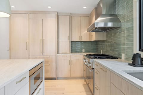 1.03-telluride-seven-summits-kitchen