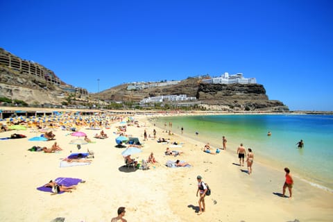 Beach nearby, sun loungers, beach towels