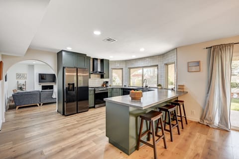 Private kitchen | Fridge, microwave, oven, stovetop